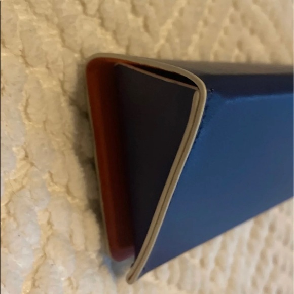 Authentic fendi sunglass case and cleaning cloth - Picture 3 of 5